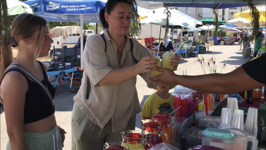 Toros Dağları’nın Zirvesinden Çuvallarla Getirdikleri Karları Bardak Bardak Satıyorlar