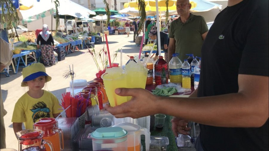 Toros Dağları’nın Zirvesinden Çuvallarla Getirdikleri Karları Bardak Bardak Satıyorlar