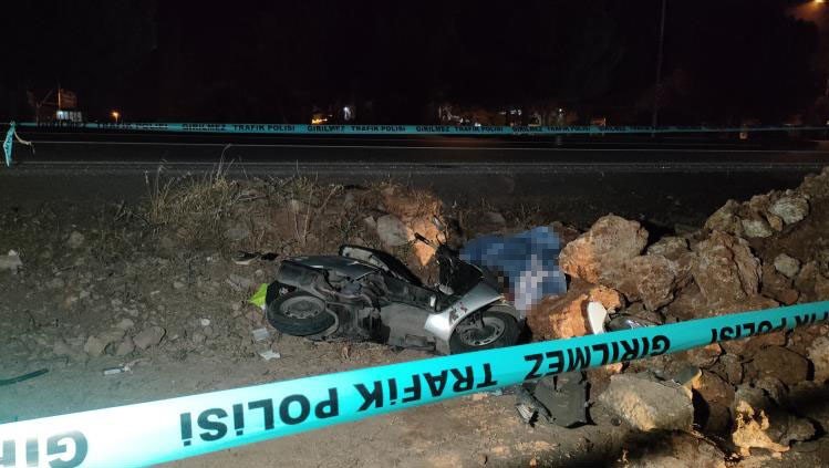 Motosikletiyle Şarampoldeki Taş Yığınına Çarpan Sürücü Hayatını Kaybetti