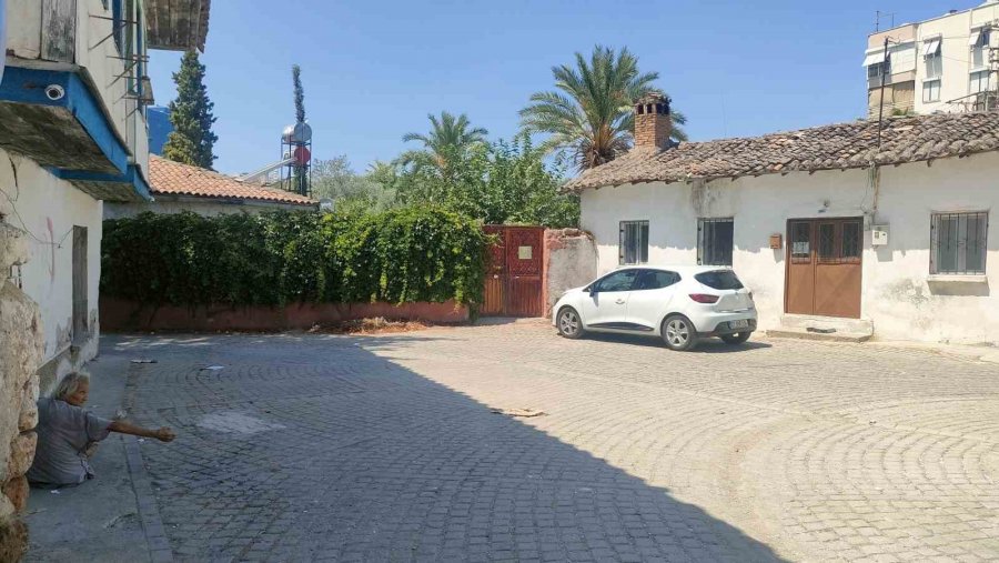 Yaşlı Ve Bakıma Muhtaç Komşusu İçin Gözyaşlarına Boğuldu