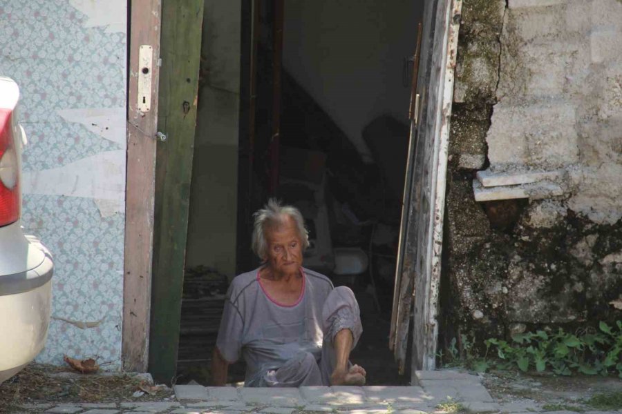 Yaşlı Ve Bakıma Muhtaç Komşusu İçin Gözyaşlarına Boğuldu