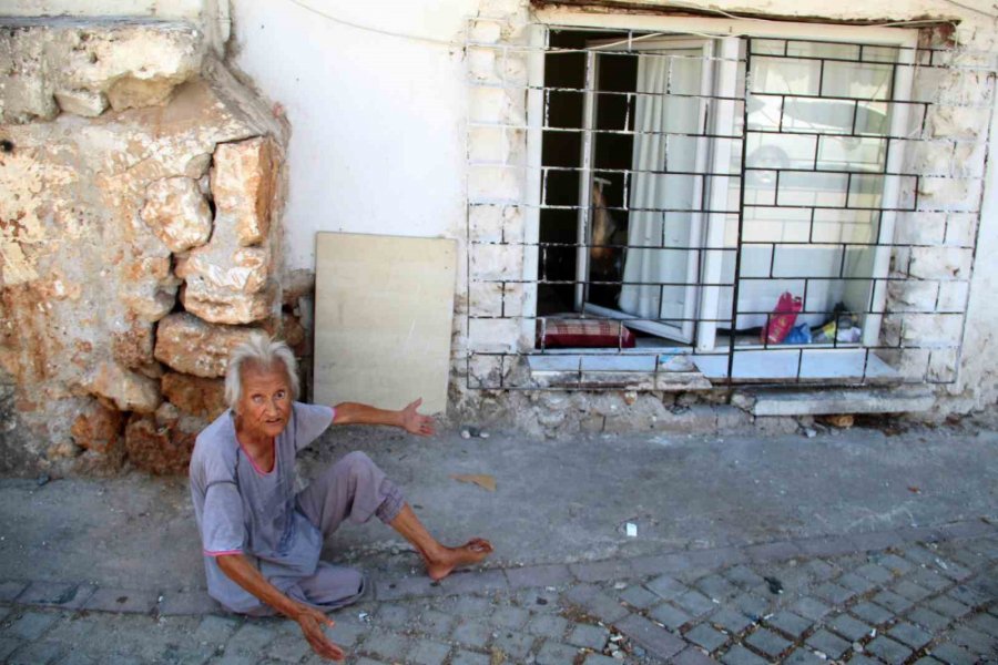 Yaşlı Ve Bakıma Muhtaç Komşusu İçin Gözyaşlarına Boğuldu