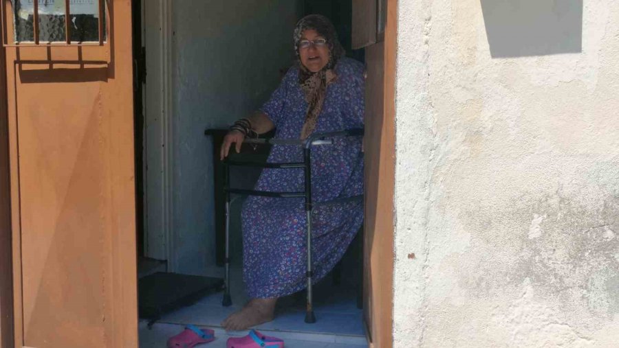 Yaşlı Ve Bakıma Muhtaç Komşusu İçin Gözyaşlarına Boğuldu