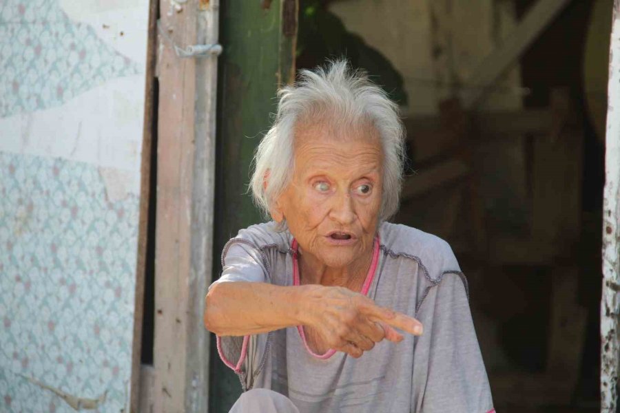 Yaşlı Ve Bakıma Muhtaç Komşusu İçin Gözyaşlarına Boğuldu