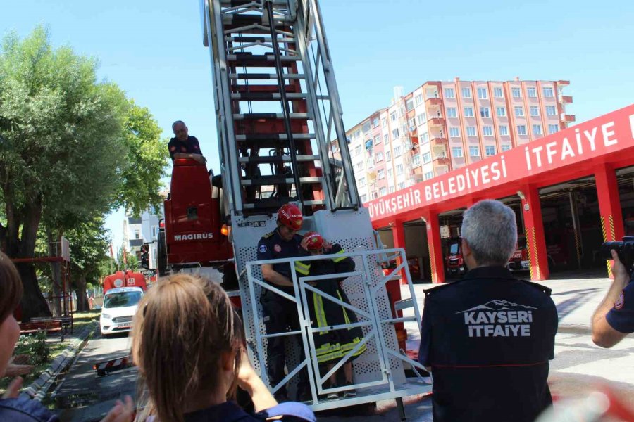 Zihinsel Ve Bedensel Engelli Umut’un ’itfaiye’ Hayali Gerçek Oldu