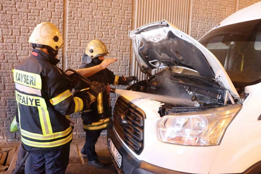 Kayseri’de Faciaya Ramak Kaldı: İşçi Servisi Yangını Söndürüldü