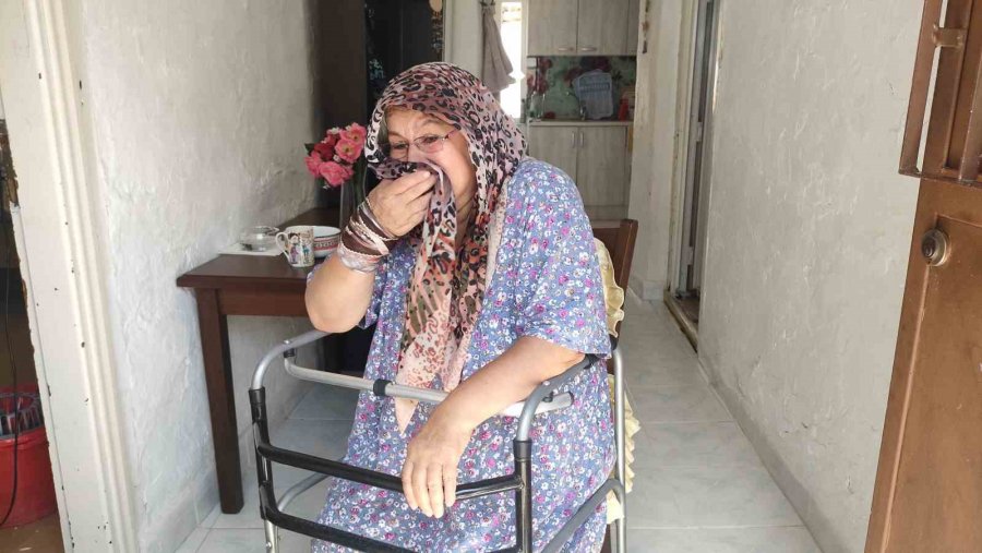 Yaşlı Ve Bakıma Muhtaç Komşusu İçin Gözyaşlarına Boğuldu