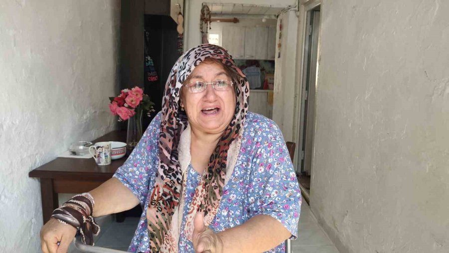 Yaşlı Ve Bakıma Muhtaç Komşusu İçin Gözyaşlarına Boğuldu