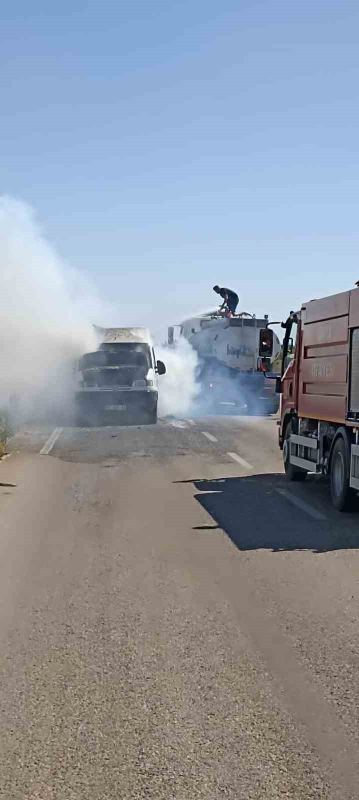 Saman Balyası Yüklü Minibüs Yandı, Alevler Arazideki Samanları Da Yaktı