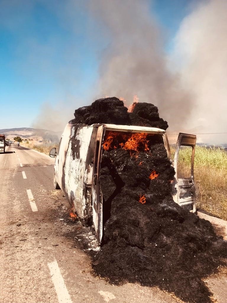 Saman Balyası Yüklü Minibüs Yandı, Alevler Arazideki Samanları Da Yaktı