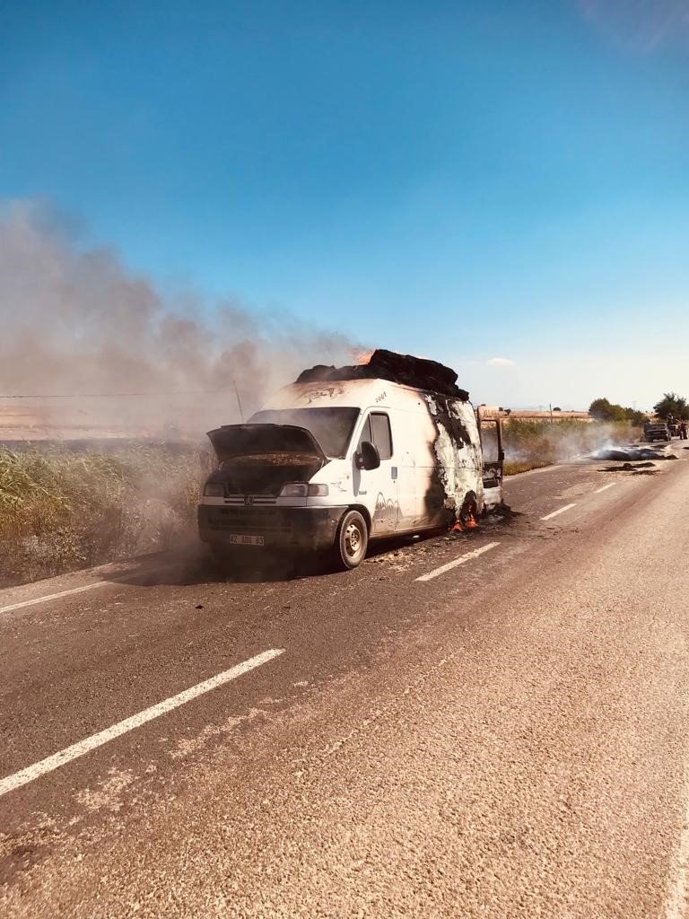 Saman Balyası Yüklü Minibüs Yandı, Alevler Arazideki Samanları Da Yaktı