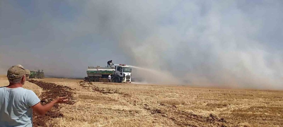 Saman Balyası Yüklü Minibüs Yandı, Alevler Arazideki Samanları Da Yaktı