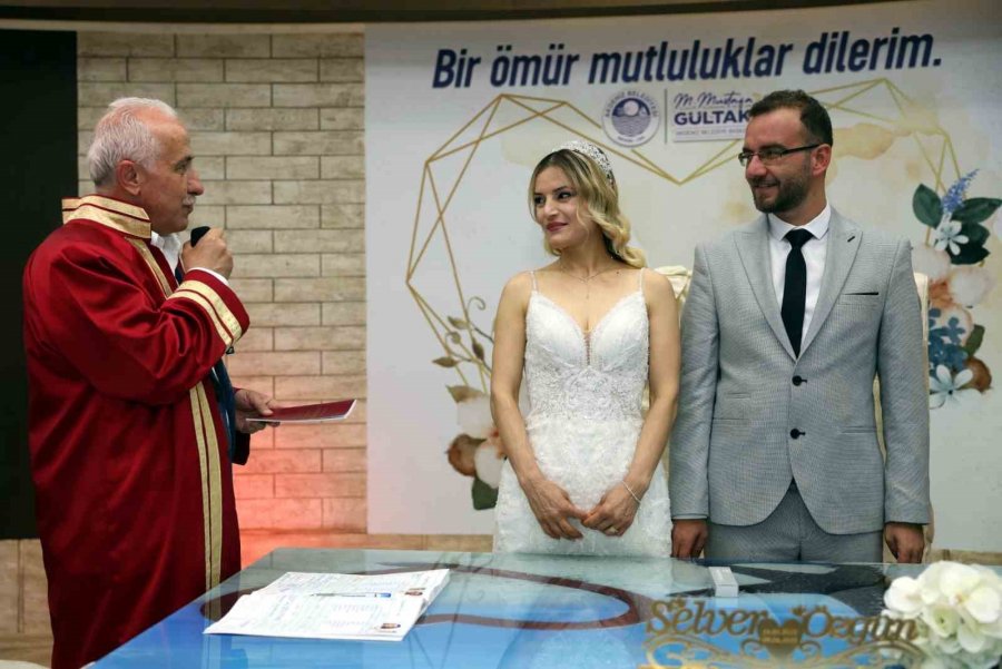 Akdeniz’de 4,5 Yılda 9 Bini Aşkın Çiftin Resmi Nikahı Kıyıldı