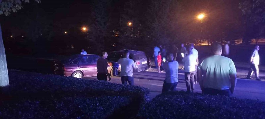 Birbiriyle Çarpışan 2 Araç Kullanılamaz Hale Geldi