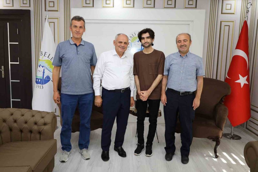 Başkan Öztürk Başarılı Öğrenciyi Ödüllendirdi