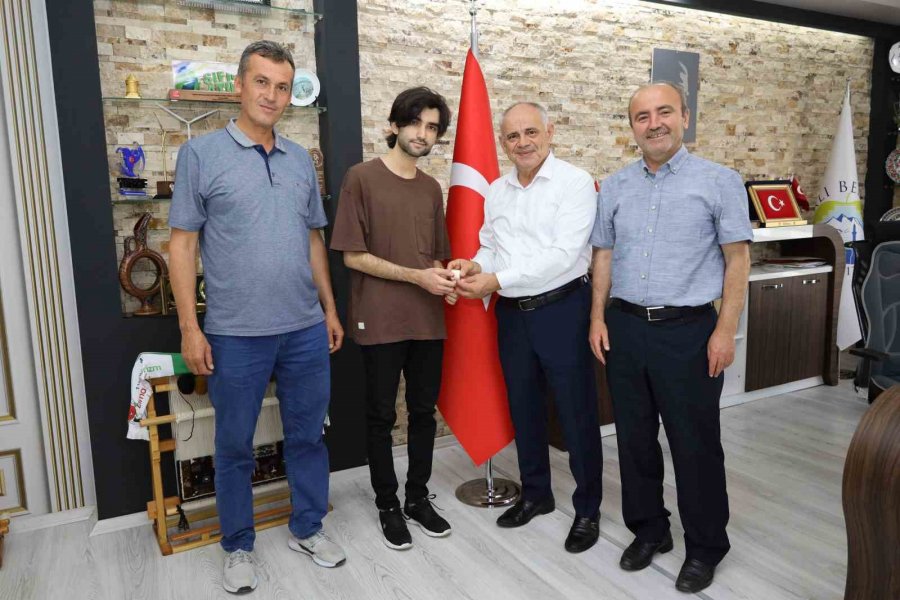 Başkan Öztürk Başarılı Öğrenciyi Ödüllendirdi