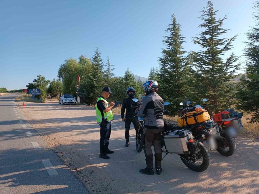 Aksaray’da Trafik Jandarmaları Motosiklet Denetiminde