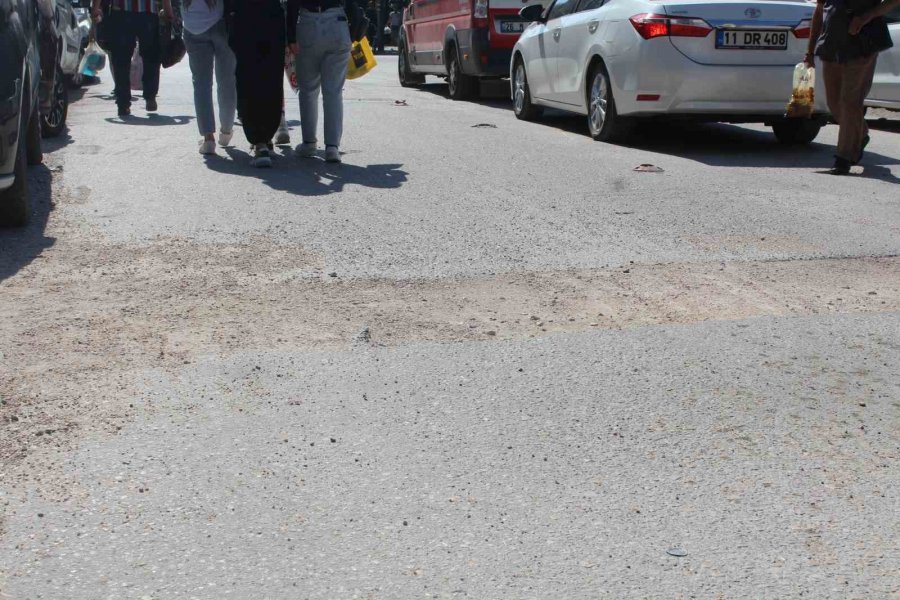 Yoldaki Bu Çukur 2 Aydır Kapatılmayı Bekliyor