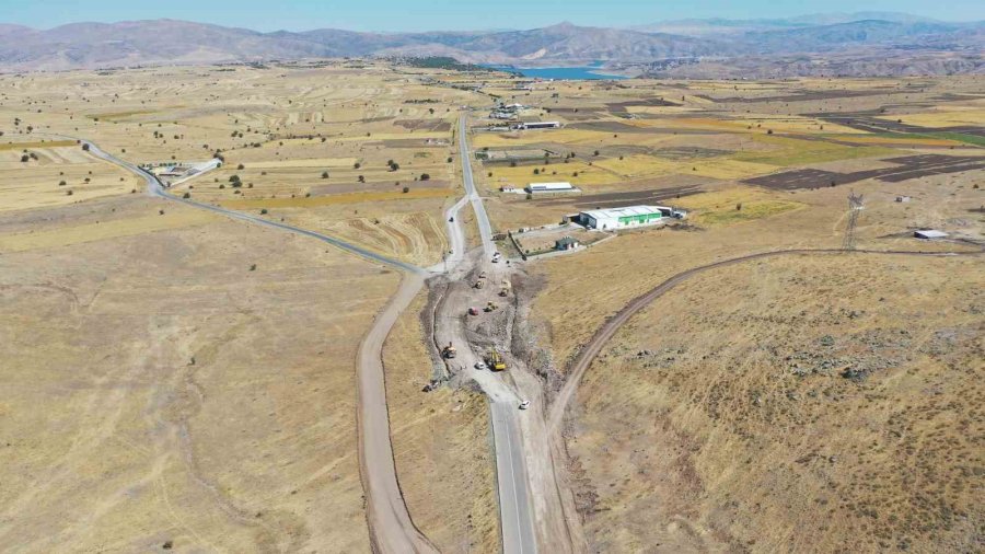 Büyükşehir’den Çevril-taşhan Arasındaki Yolda Önemli Çalışma