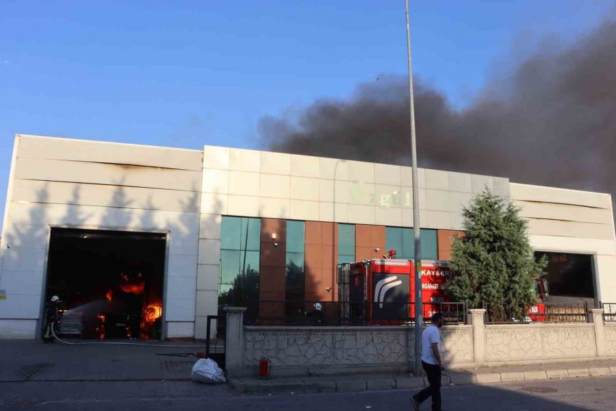 Kayseri’de Koltuk Fabrikasında Yangın