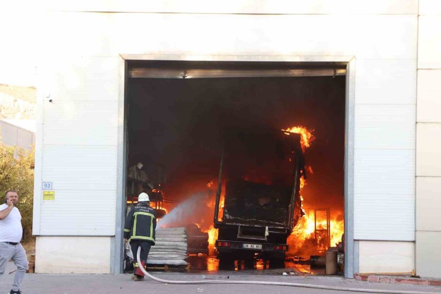 Kayseri’de Koltuk Fabrikasında Yangın