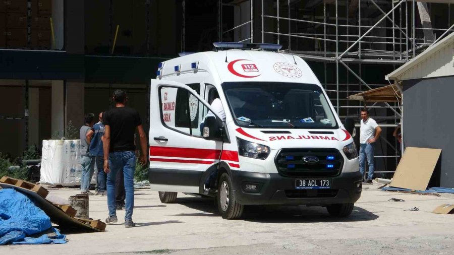 İnşaatta 3 Metrelik Boşluğa Düşen İşçiyi İtfaiye Kurtardı