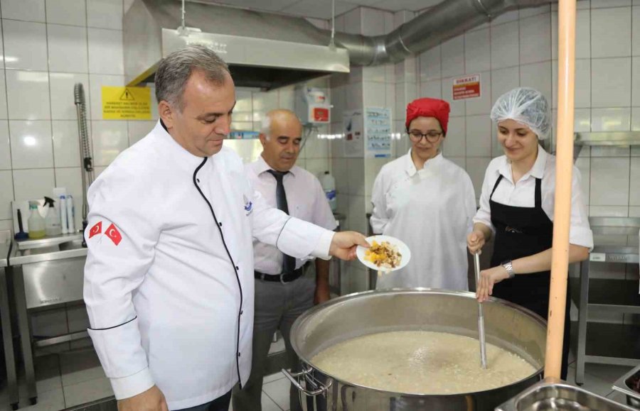 Rektör Altun Aşure Pişirdi