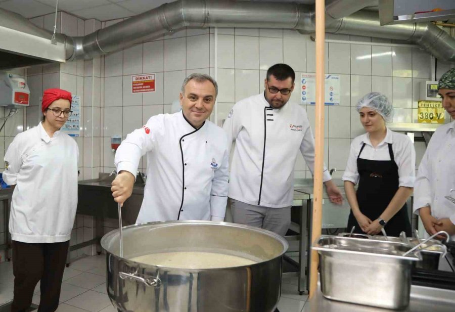 Rektör Altun Aşure Pişirdi