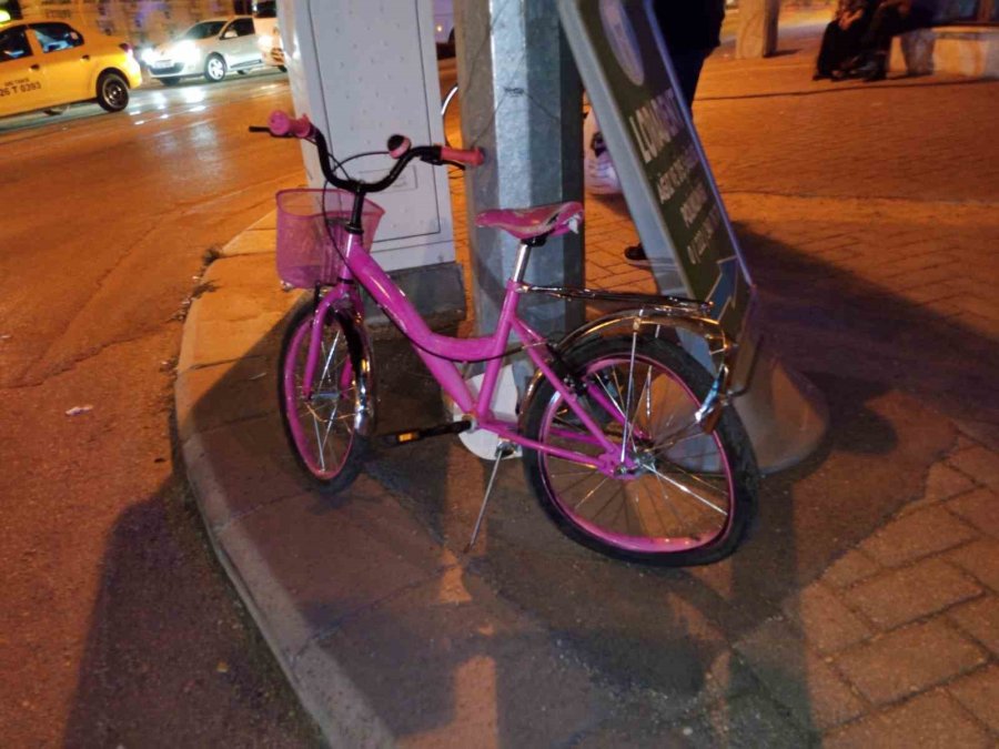 Kırmızı Işığa Rağmen Sürat Yaptığı İddia Edilen Otomobil Bisikletli Kız Çocuğuna Çarptı