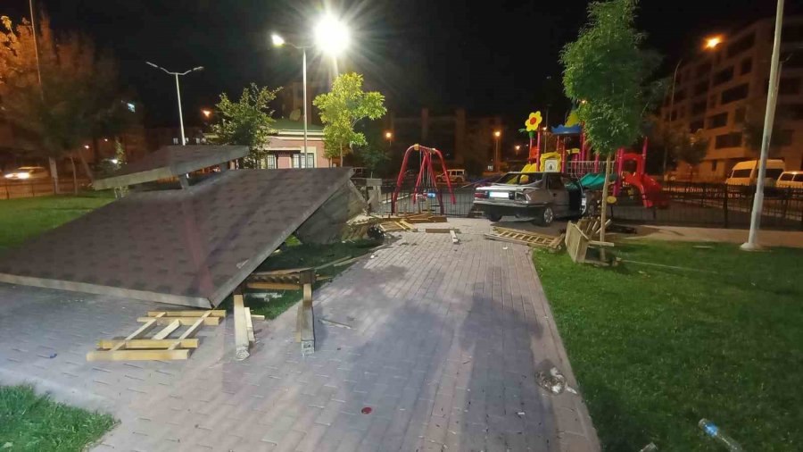 Kontrolden Çıkan Otomobil Parka Daldı