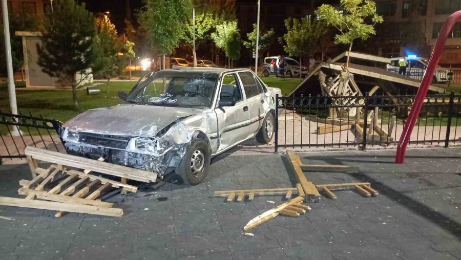 Kontrolden Çıkan Otomobil Parka Daldı