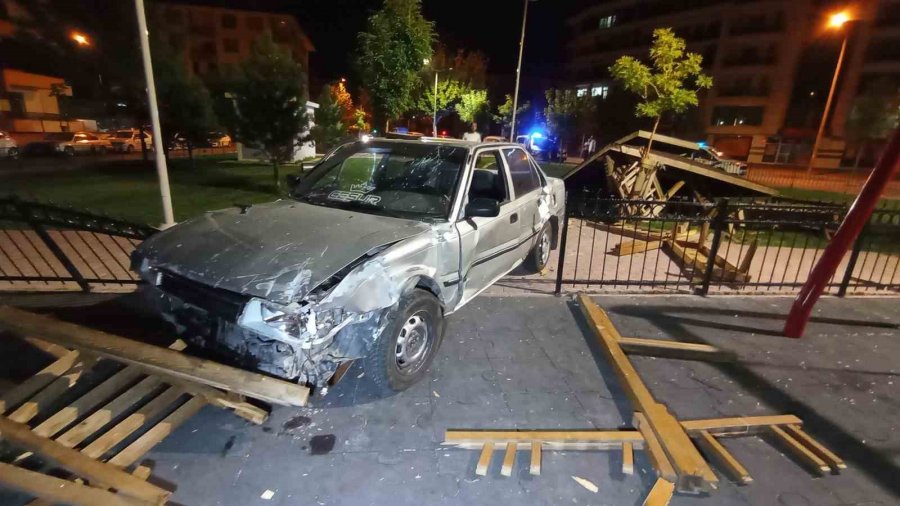 Kontrolden Çıkan Otomobil Parka Daldı