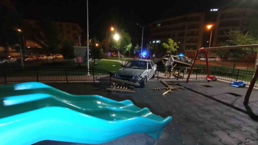 Kontrolden Çıkan Otomobil Parka Daldı