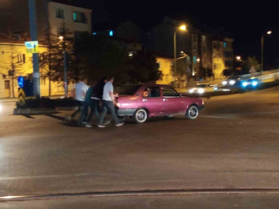 Kırmızı Işığa Rağmen Sürat Yaptığı İddia Edilen Otomobil Bisikletli Kız Çocuğuna Çarptı