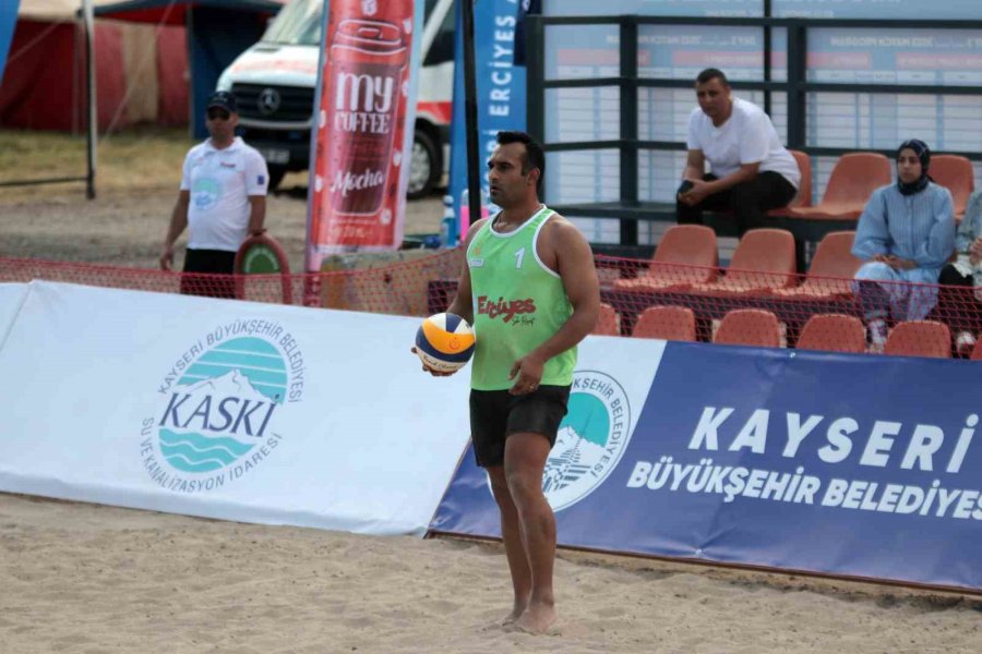 Dünyanın En Yüksek Plajında Voleybol Turnuvası Başladı
