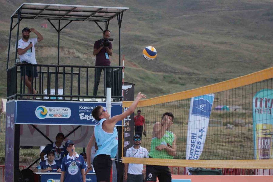 Dünyanın En Yüksek Plajında Voleybol Turnuvası Başladı