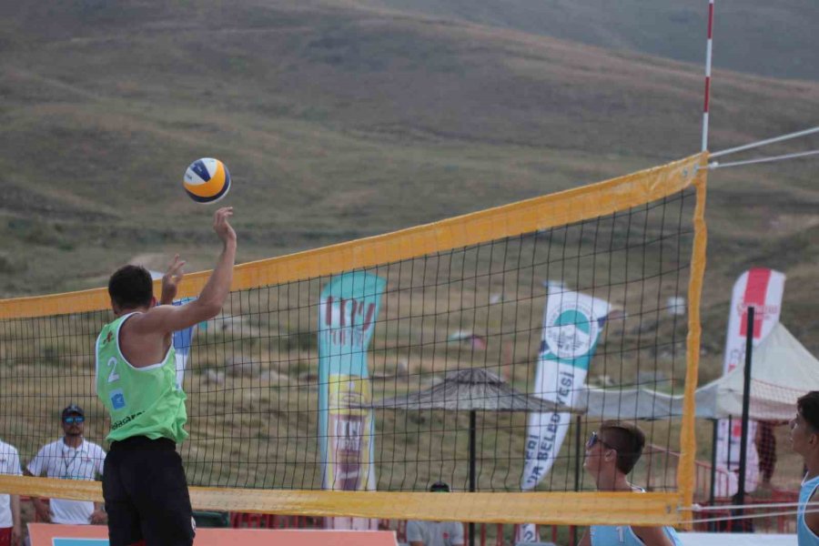 Dünyanın En Yüksek Plajında Voleybol Turnuvası Başladı