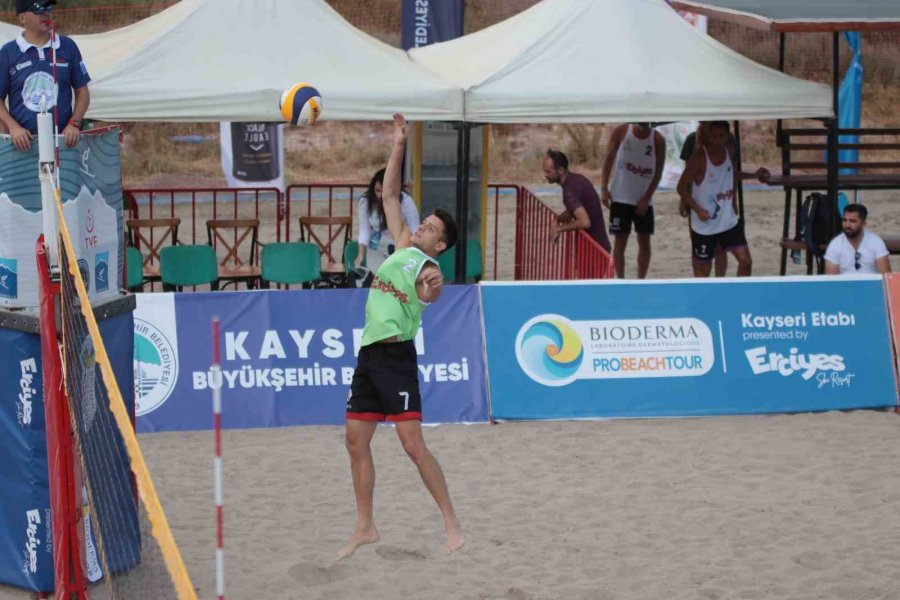 Dünyanın En Yüksek Plajında Voleybol Turnuvası Başladı