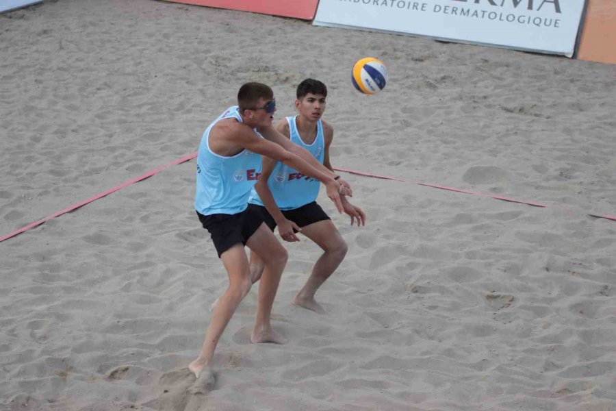 Dünyanın En Yüksek Plajında Voleybol Turnuvası Başladı