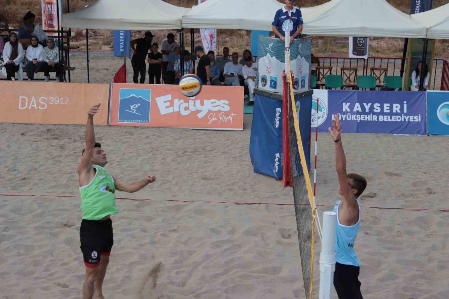 Dünyanın En Yüksek Plajında Voleybol Turnuvası Başladı