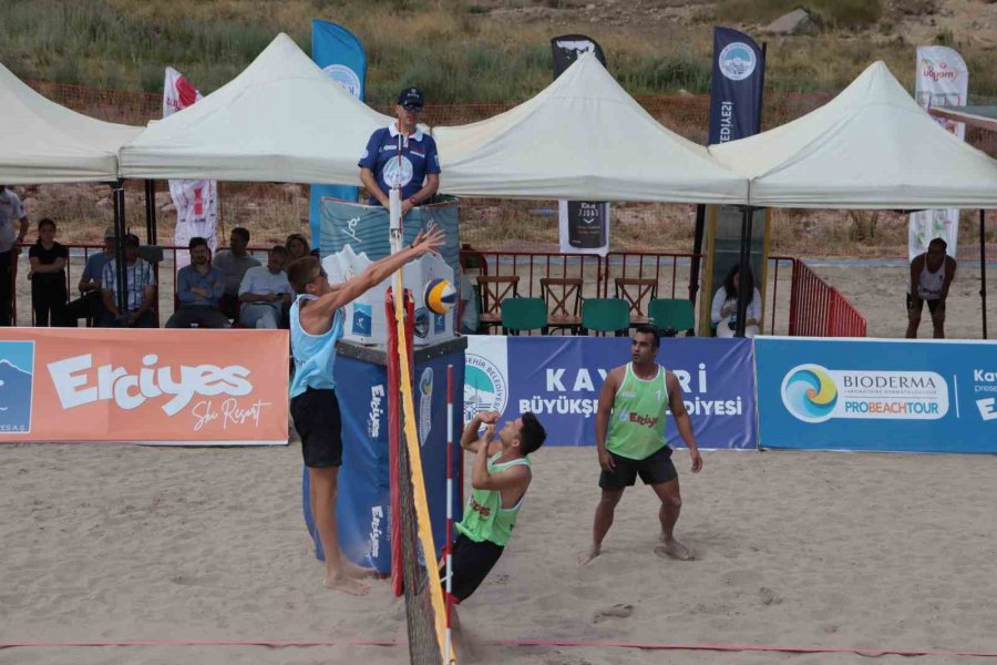 Dünyanın En Yüksek Plajında Voleybol Turnuvası Başladı