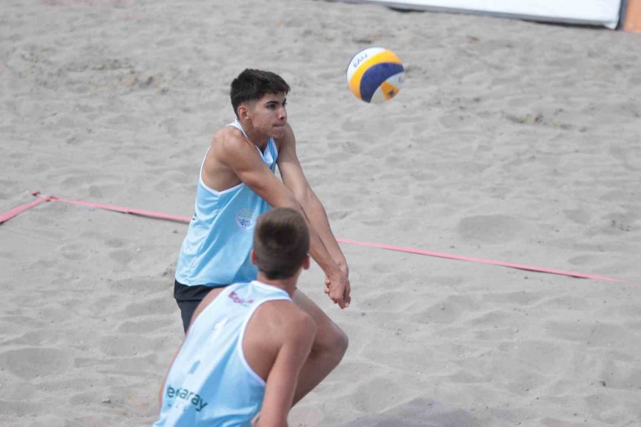 Dünyanın En Yüksek Plajında Voleybol Turnuvası Başladı