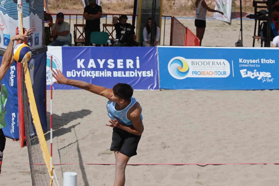 Dünyanın En Yüksek Plajında Voleybol Turnuvası Başladı