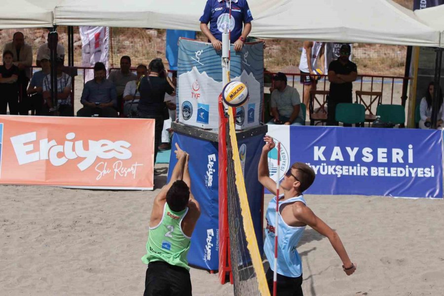 Dünyanın En Yüksek Plajında Voleybol Turnuvası Başladı