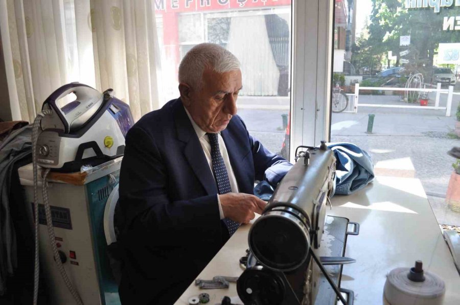 Sıcak Havalar Ünlü Terzinin 50 Senelik Takım Elbise Geleneğini Bozdu