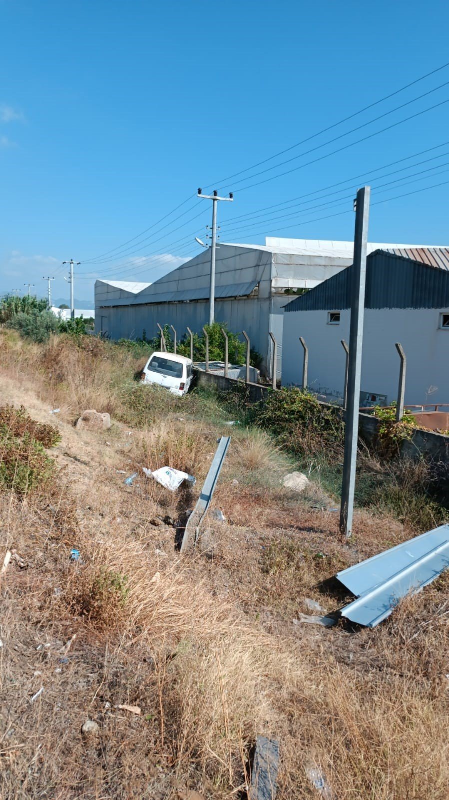 Yoldan Çıkıp Duvara Çarpan Otomobil Sürücüsü Yaralandı