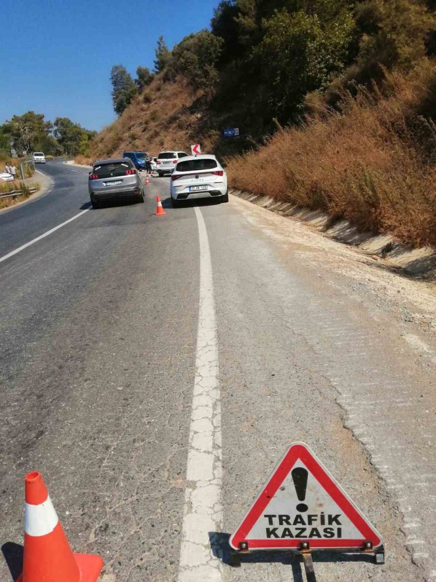 3 Aracın Karıştığı Kazada 3 Kişi Yaralandı