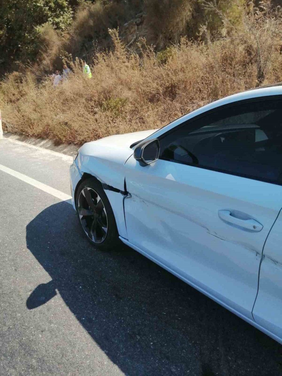 3 Aracın Karıştığı Kazada 3 Kişi Yaralandı