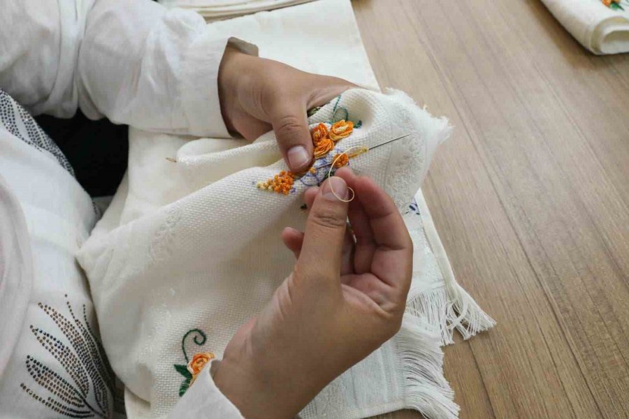 Kaymek’in Hacılar’da El Sanatları Kursu Sürüyor
