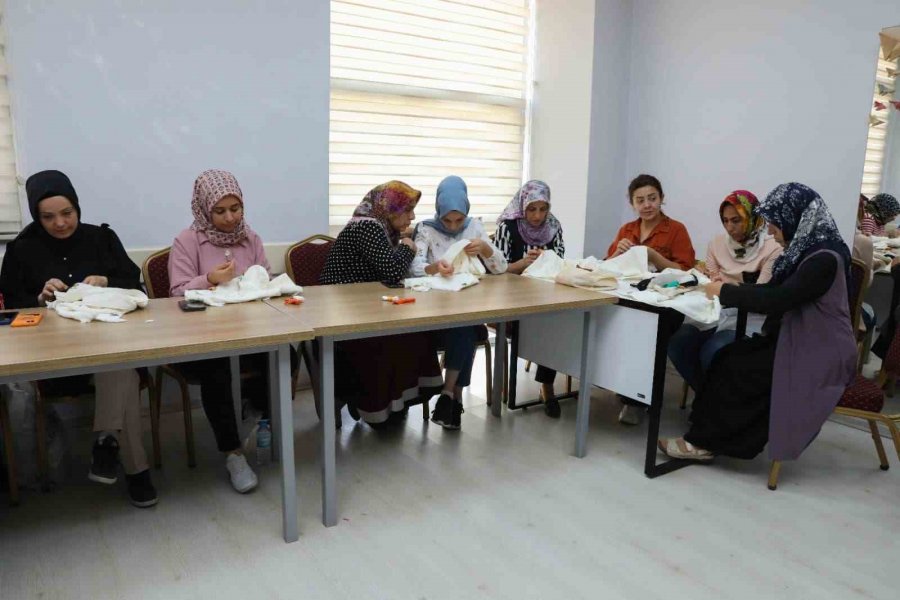 Kaymek’in Hacılar’da El Sanatları Kursu Sürüyor